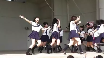 เซ็กส์ที่เกิดขึ้นเองของคนหนุ่มสาวในครัวอยู่ด้านบน วีดีโอ โป๊ ๆ