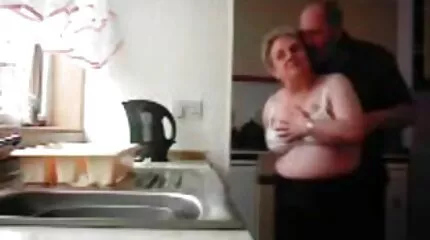 หญิงสาวคนหนึ่งนั่งลงบนหน้าคนรักของเธอ ดู คลิป วิดีโอ โป๊