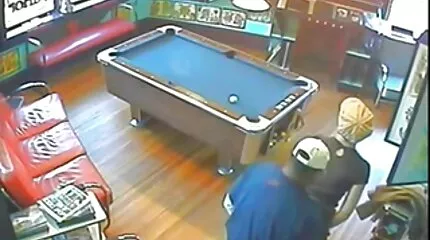 เขา คลิป วีดีโอ โป๊ นักศึกษา fucks สาวผมแดงไร้ยางอายบนโซฟา