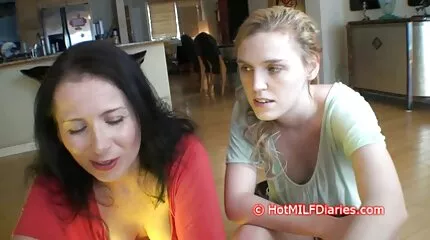 สาวน่ารักดูดริมฝีปากทาสี วี ดี โป้