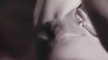 ผู้ชายคนหนึ่งมีผู้หญิงสองคนกำลังดูดไก่บนเตียง คลิป โป้ วีดีโอ คอ ล
