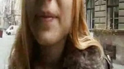 เธอคุกเข่าลงและเลียอวัยวะเพศของชายอย่างไร้ยางอาย ดู วีดีโอ โป๊ ฟรี