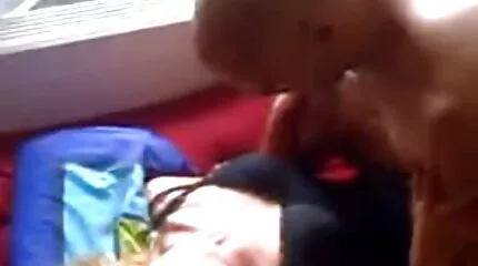 หญิงโค้งสูงอายุลูบช่องคลอดด้วยนิ้วของเธออย่างหลงใหล ดู วีดีโอ โป้