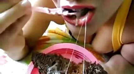 ผู้ชายน่ารักตัดสินใจที่จะดูดกระเจี๊ยวของเพื่อนของเขา หนัง วีดีโอ โป้