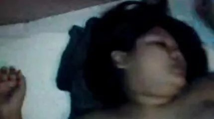 Milena Angel วีดีโอ โป้ ๆ ที่ตื่นเต้นพยายามถอดชุดว่ายน้ำของเธอ